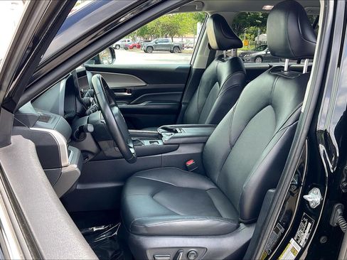 Used 2025 Toyota Grand Highlander FWD image 29