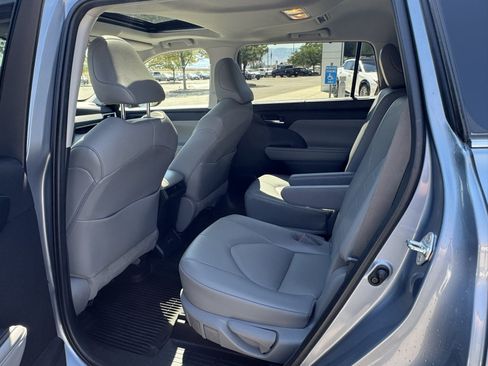 Used 2021 Toyota Highlander XLE AWD/4WD image 15