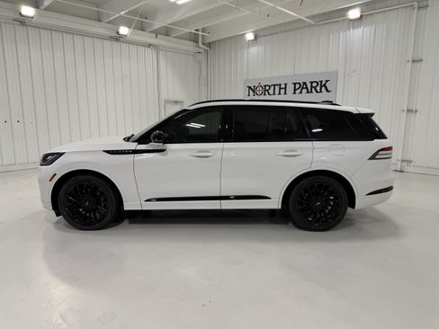 Used 2025 Lincoln Aviator Reserve w/ Luxury Package RWD image 2