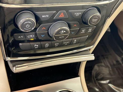 Used 2022 Jeep Grand Cherokee Laredo E AWD/4WD image 16