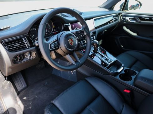 Certified 2025 Porsche Macan image 4