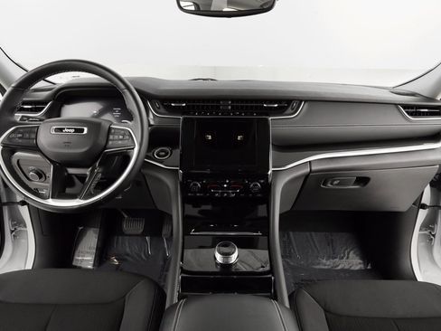 Certified 2022 Jeep Grand Cherokee Laredo w/ Luxury Tech Group I image 2