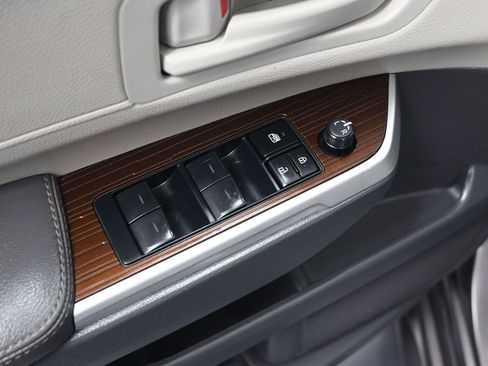 Used 2024 Toyota Sienna LE image 11