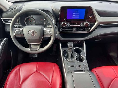 Used 2023 Toyota Highlander LE image 15
