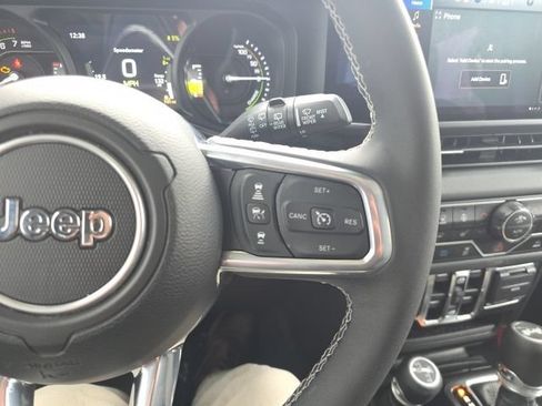 Used 2025 Jeep Wrangler Unlimited Sahara AWD/4WD image 16