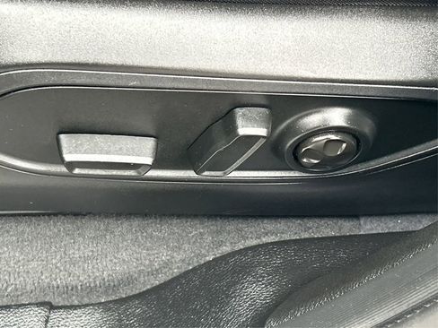 Used 2023 Jeep Grand Cherokee L Limited w/ Black Appearance Package image 39