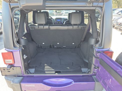 Used 2017 Jeep Wrangler Unlimited Sahara w/ Connectivity Group image 13