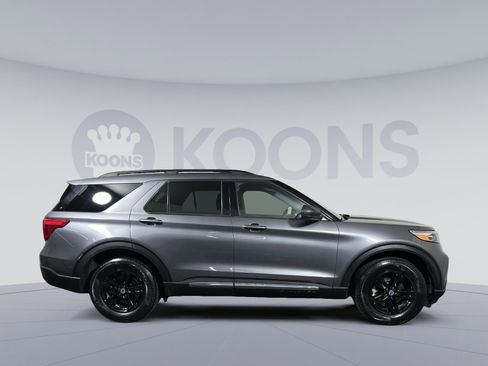 Used 2022 Ford Explorer XLT w/ Equipment Group 202A image 8