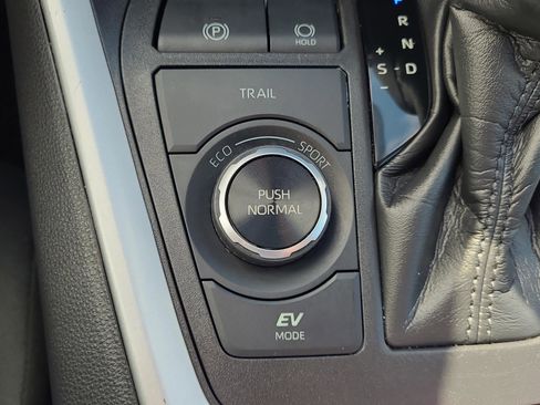 Used 2021 Toyota RAV4 XLE w/ Convenience Package image 24