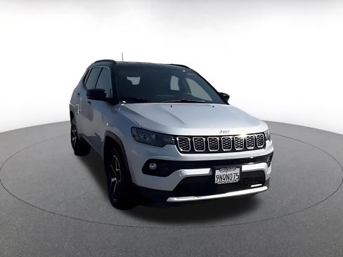 Used 2025 Jeep Compass Limited AWD/4WD image 3