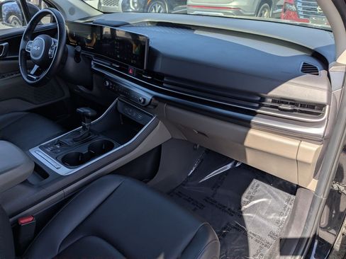 Used 2025 Kia Carnival FWD image 37