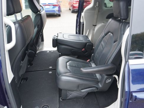 Used 2019 Chrysler Pacifica Touring-L image 17