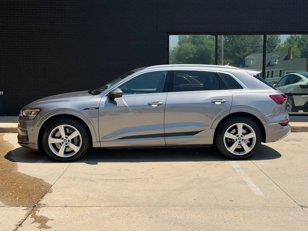 Used 2019 Audi e-tron Prestige w/ Prestige Package AWD/4WD image 17