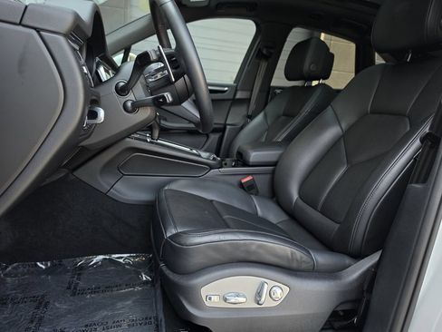 Certified 2025 Porsche Macan Turbo AWD/4WD image 16