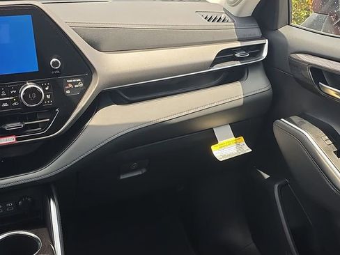 New 2026 Toyota Highlander Limited AWD/4WD image 17
