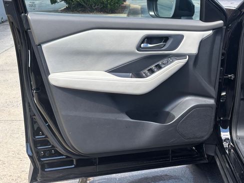 Used 2025 Nissan Rogue SV FWD image 18