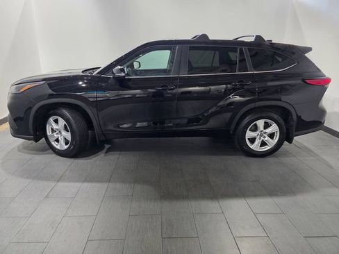 Used 2023 Toyota Highlander LE AWD/4WD image 2