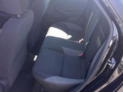 Used 2013 Ford Focus SE w/ SE Winter Pkg image 9