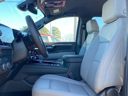 New 2026 Chevrolet Suburban LT image 12