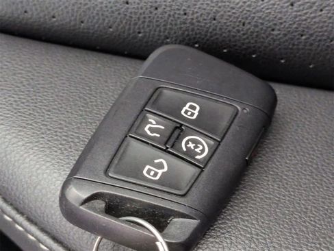 Certified 2022 Volkswagen Tiguan SE R-Line image 35