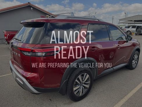 Used 2023 Nissan Pathfinder SL image 3