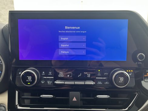 Used 2025 Toyota Highlander XLE image 29