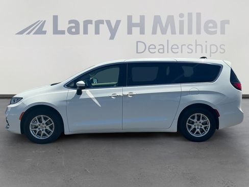 Used 2023 Chrysler Pacifica Touring-L FWD image 2