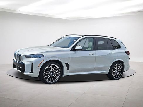 Used 2025 BMW X5 xDrive40i w/ M Sport Package AWD/4WD image 3