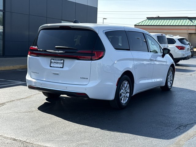 Used 2025 Chrysler Pacifica Select FWD image 2