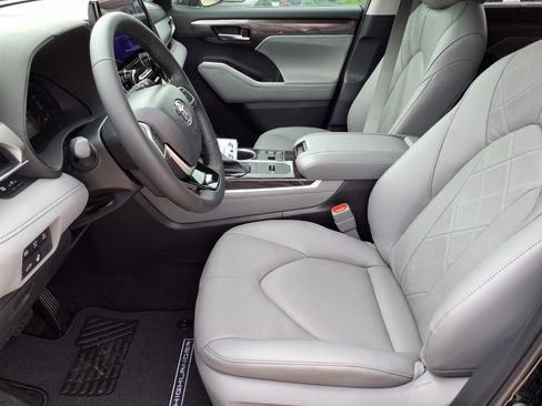New 2026 Toyota Highlander Platinum AWD/4WD image 13