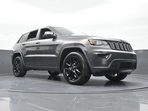Used 2019 Jeep Grand Cherokee Altitude image 55
