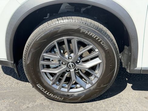 Used 2024 Nissan Rogue S AWD/4WD image 10