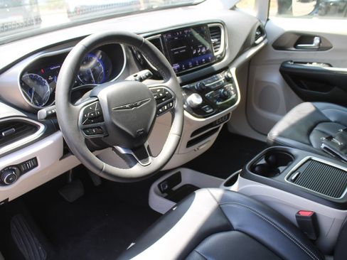 Used 2023 Chrysler Pacifica Touring-L FWD image 29