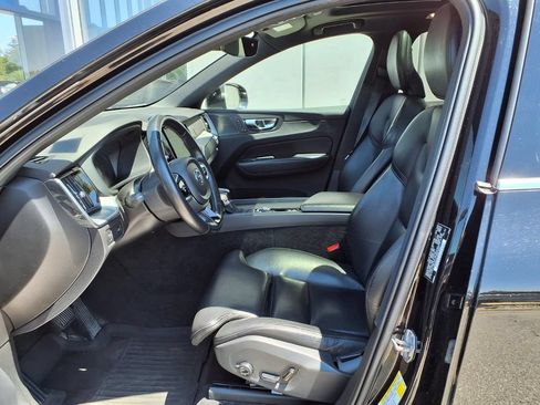 Used 2019 Volvo XC60 T5 Momentum w/ Multimedia Package AWD/4WD image 9