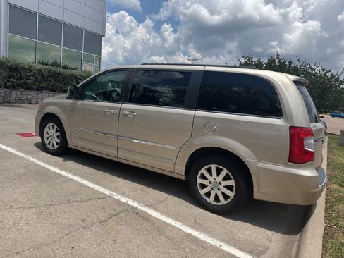 Used 2014 Chrysler Town & Country Touring FWD image 4