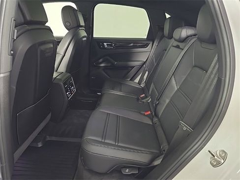 Certified 2022 Porsche Cayenne image 15