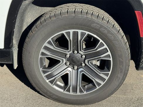 Certified 2024 Jeep Wagoneer L Series II w/ Flexible Seating Group image 17