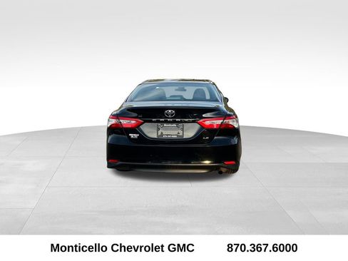 Used 2018 Toyota Camry LE image 4