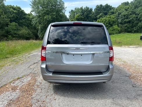 Used 2014 Chrysler Town & Country Touring FWD image 4