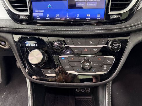 Used 2025 Chrysler Pacifica Limited FWD image 22