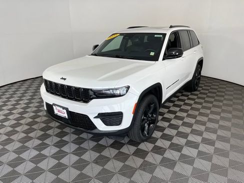Used 2023 Jeep Grand Cherokee Altitude AWD/4WD image 3