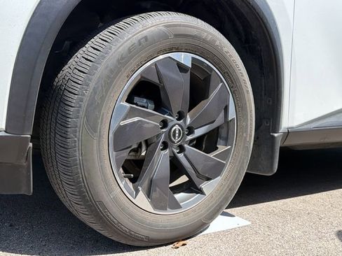 Used 2024 Nissan Rogue SV w/ SV Premium Package image 9