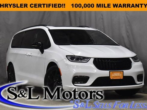 Certified 2025 Chrysler Pacifica Limited image 1