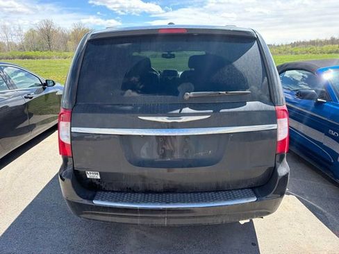 Used 2014 Chrysler Town & Country Touring w/ Driver Convenience Group FWD image 13