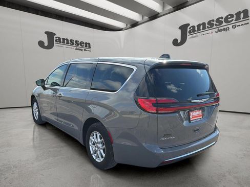 Used 2025 Chrysler Pacifica Select FWD image 3