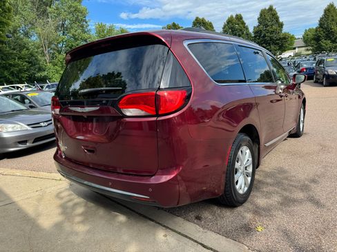 Used 2017 Chrysler Pacifica Touring-L FWD image 7