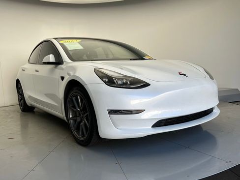 Used 2023 Tesla Model 3 Standard Range image 2