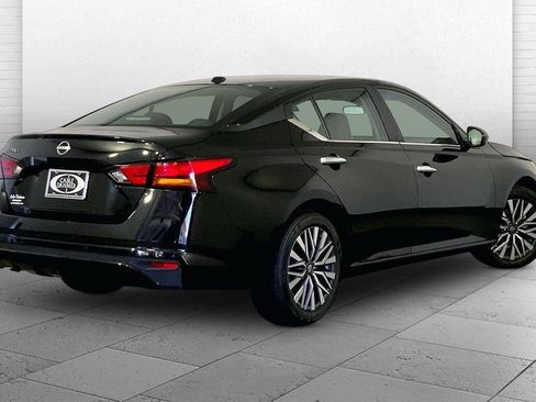 Used 2025 Nissan Altima 2.5 SV FWD image 13