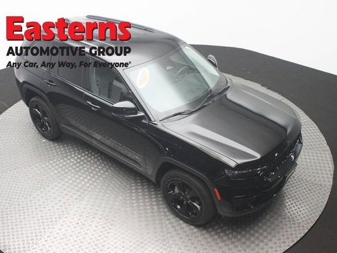 Used 2023 Jeep Grand Cherokee Limited w/ Black Appearance Package AWD/4WD image 3