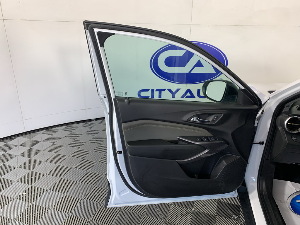 Used 2025 Chevrolet Trax ACTIV w/ Sunroof Package FWD image 13